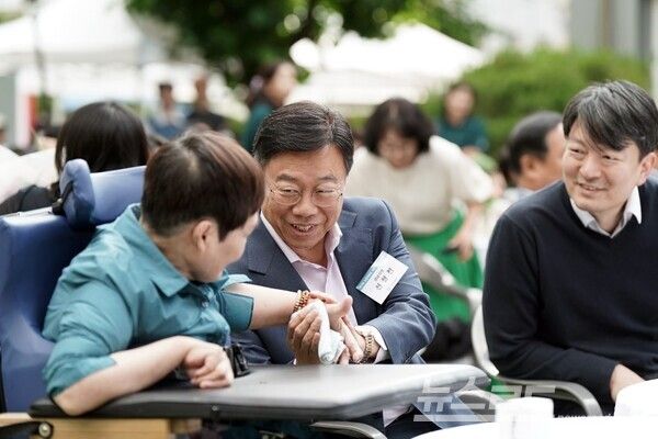 신상진 성남시장이 4일 '제17회 소망재활원 뜨락음악회'에서 소망재활원 거주자와 담소를 나누고 있다./사진=성남시