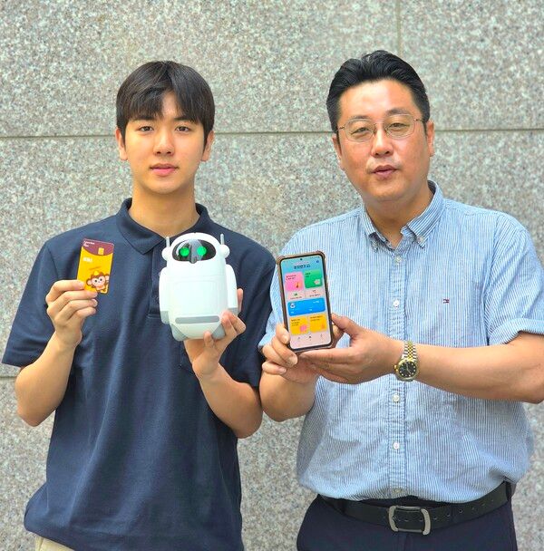 퓨처뱅크삐뽀와 함께 한 김동현 ㈜애드벌룬 대표(좌측)과 김관석 ㈜플레도 대표(우측)