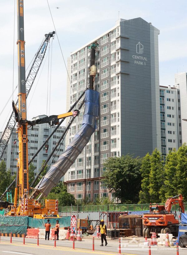 천공기가 아파트 건물 벽면에 기댄 모습/사진=용인시