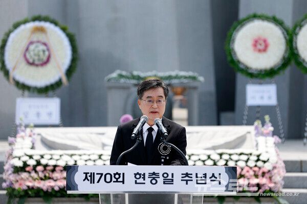 6일 오전 수원 현충탑에서 열린 제70회 현충일 추념식에서 김동연 경기도지사가 추도사를 하고 있다./사진=경기도