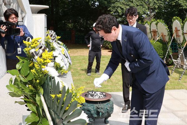 이상일 시장이 제70회 현충일 추념식에서 분화하고 있다./사진=용인시