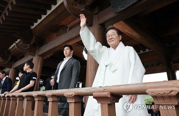 더불어민주당 이재명 대선 후보가 16일 전북 전주시 완산구 청연루에서 열린 K-컬처 '전통의 소리를 잇다-청년 국악인과의 간담회'를 마친 후 시민들에게 인사하고 있다./연합뉴스