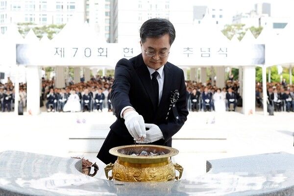 김동연 지사가&nbsp;6일 오전 수원 현충탑에서 열린 제70회 현충일 추념식에서 헌화 및 분향을 하고 있다./사진=김동연 지사 페이스북&nbsp;