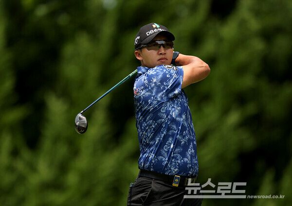 김홍택이 ‘백송홀딩스-아시아드CC 부산오픈’ 3라운드 7번홀에서 티샷하는 모습/사진=KPGA