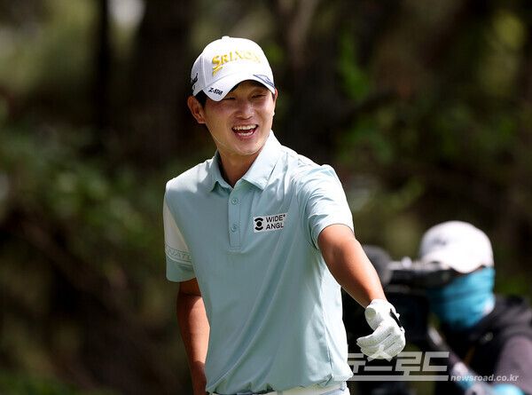 양지호가 ‘백송홀딩스-아시아드CC 부산오픈’ 3라운드 9번홀 티잉그라운드에서 환하게 웃고 있다./사진=KPGA