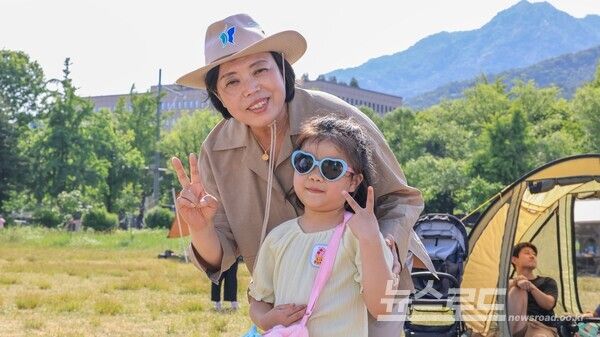 신계용 시장이 과천캠프닉데이에 참석한 아이와 함께 기념촬영을 하고 있다./사진=신계용 시장 페이스북