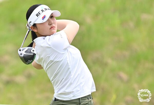 윤수아가 2025 셀트리온 퀸즈 마스터즈 2R 10번홀에서 티샷하고 있다. 사진제공 KLPGA