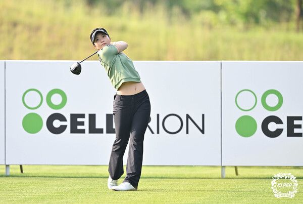 정지효가 2025 셀트리온 퀸즈 마스터즈 2R 3번홀에서 티샷하고 있다. 사진제공 KLPGA
