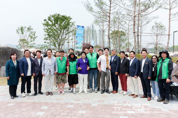 김경희 시장(가운데 파란 상의)과 관계자들이 제4수변공원 물놀이장 준공 행사를 마치고 기념촬영을 하고 있다./사진=이천시
