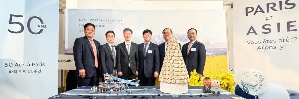 지난 4일(현지시간) 프랑스 파리에서 열린 대한항공 여객 노선 취항 50주년 기념 행사에서 심현준 대한항공 프랑스지점장, 김병지 대한항공 여객영업부담당, 이일열 주프랑스한국문화원장, 최정호 대한항공 영업 총괄 부사장, 문승현 주프랑스한국대사, 장성식 대한항공 구주지역통합담당(왼쪽부터)이 사진을 촬영하고 있다. [사진출처=대한항공]