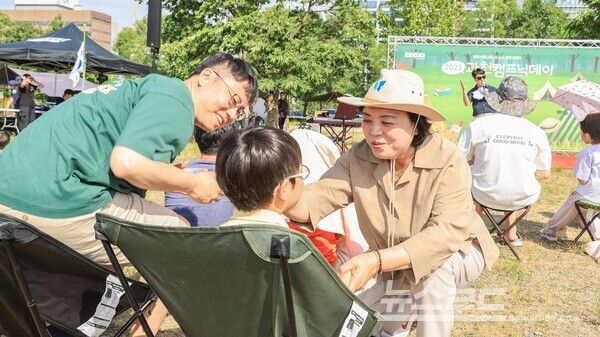 신계용 시장이 과천캠프닉데이에 참석한 가족을 방문해 인사를 나누고 있다./사진=신계용 시장 페이스북