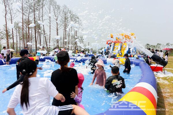 이천시 제4수변공원 물놀이장에서 어린 아이들이 물놀이를 즐기고 있다./사진=이천시