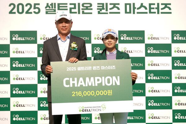 이가영이 8일 강원 원주 성문안CC(파72, 6494야드)에서 열린 ‘2025 셀트리온 퀸즈 마스터즈(총상금 12억원·우승 2억1600만원)’대회 마지막날 통산 세 번째 우승의 새 역사를 썼다. 이번 우승으로 이가영은 대상포인트 6위·상금 순위 3위까지 올라설 예정이다.&nbsp;