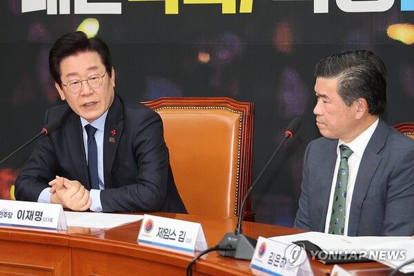 이재명 대통령(당시 더불어민주당 대표)이 작년 12월 16일 오후 서울 여의도 국회에서 제임스 김 주한미국상공회의소(암참) 회장을 접견하고 있다./연합뉴스