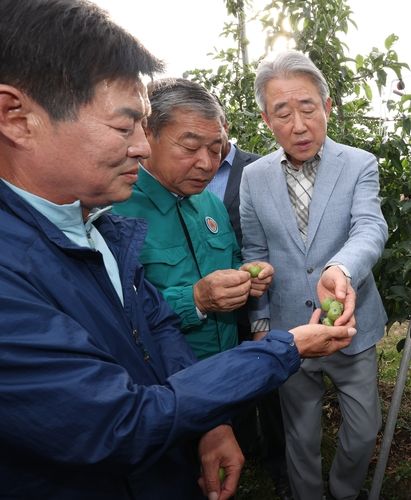강호동 농협중앙회장(오른쪽)/연합뉴스