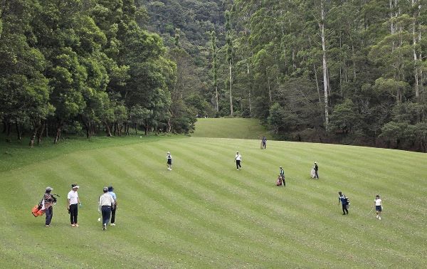 누와라엘리야 골프 코스. 페어웨이에 16명이 함께 들어가 있는 진풍경이 연출된다. [사진제공=더존투어]
