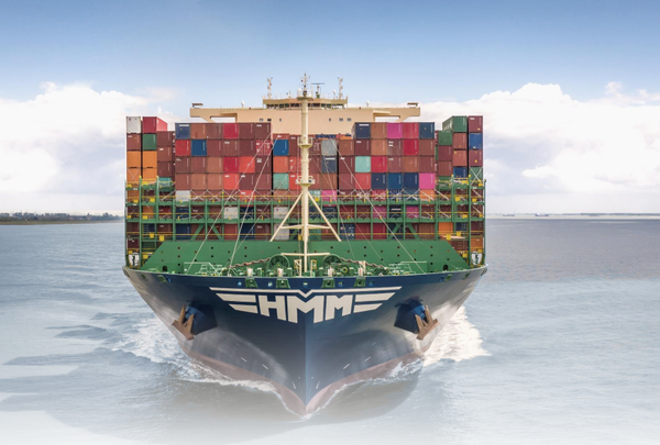 HMM의 초대형 컨테이너선 상트페체르부르크호가 항해하는 모습 [사진=HMM]