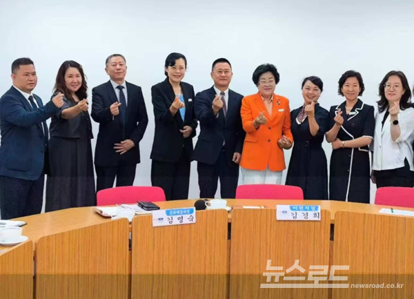 김경희 시장(오른쪽 네 번째)이 중국 징더전시 부시장 일행과 기념촬영을 하고 있다./사진=이천시