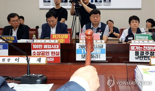 &nbsp;최저임금위원회 사용자위원인 이명로 중소기업중앙회 인력정책본부장(왼쪽부터), 류기정 한국경영자총협회 전무, 근로자위원인 류기섭 한국노총 사무총장, 이미선 민주노총 부위원장이 1일 정부세종청사에서 열린 최저임금위원회 제8차 전원회의에서 이인재 위원장의 회의 시작을 알리는 모습을 지켜보고 있다./연합뉴스