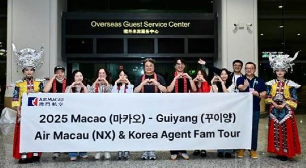 김희철 에어마카오 한국지사장(가운데)이 현지인들로부터 환영인사를 받고 있다. [출처=에어마카오]