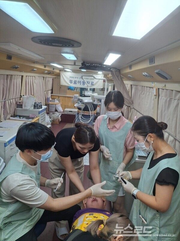 무료이동진료 치과팀 찾아가는 치과주치의가 무료 치과 검진을 진행하고 있다./사진=수원병원&nbsp;