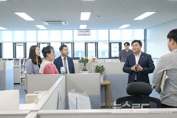 임병택 시장이 센터 내부를 둘러보며 관계자들과 담소를 나누고 있다./사진=시흥시