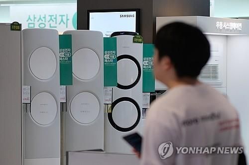 기록적인 폭염이 계속되는 가운데 5월25일 서울시내 한 대형 마트에서 한 시민이 에어컨 및 냉방용 가전제품을 살펴보고 있다/연합뉴스