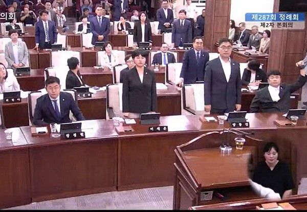6월18일 순천시의회 본회의에서 스포츠파크부지매입안건을 찬성한 의원이 기립해있다. 사진=순천시의회