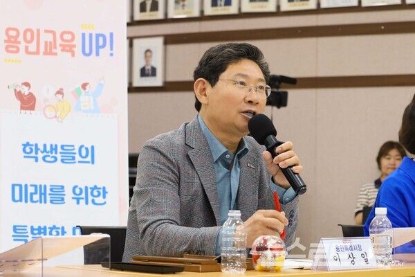 지구청 대회의실에서 열린 학교장 간담회에서 이상일 시장이 발언하고 있다./사진=용인시&nbsp;