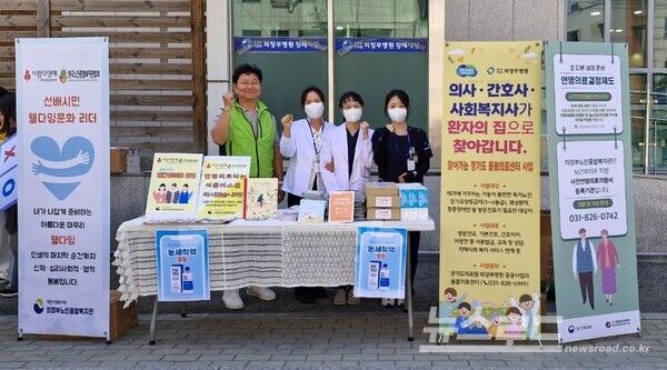 의정부경원이 찾아가는 경기도 돌봄의료센터’ 가두캠페인을 진행하고 있다./사진=의정부의료원&nbsp;