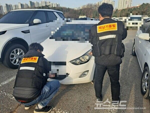 안산시, 체남기동팀이 번호판을 영치하는 모습/사진=안산시