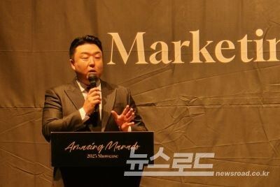 송승환 마케팅하이랜즈 이사가 마나도 여행 전반에 대한 소개를 하고 있다. [사진=서진수기자]