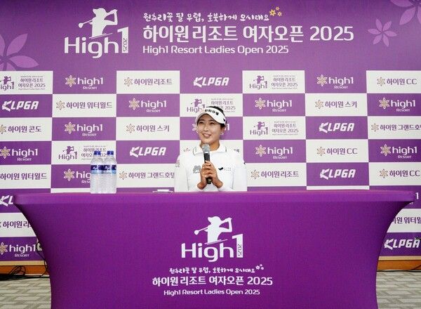 11일 단독 선두를 달린 김민주가 하이원리조트 내 미디어센터에서 기자들의 질문에 답하고 있다. (사진제공 하이원리조트 여자오픈 대회조직위)