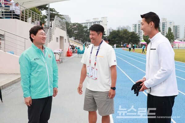 &nbsp;이상일 시장(좌)이 지난 5월 29일 구미에서 열린 '아시아육상경기선수권대회'를 찾아 우상혁 선수를 격려하는 모습./사진=용인시