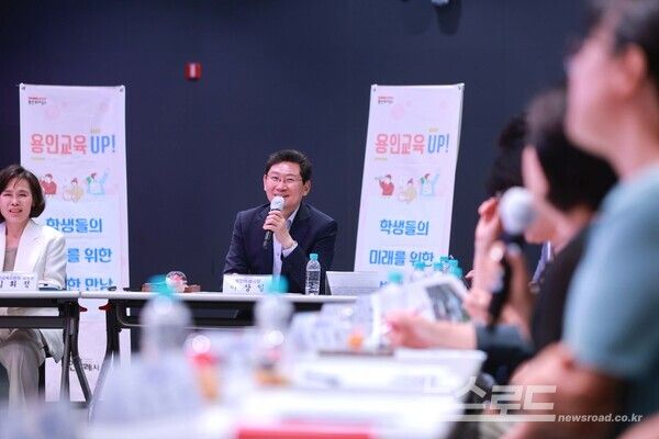 용인미디어센터에서 열린 중학교 학교장 간담회에 참석한 이상일 시장이 발언하고 있다./사진=용인시