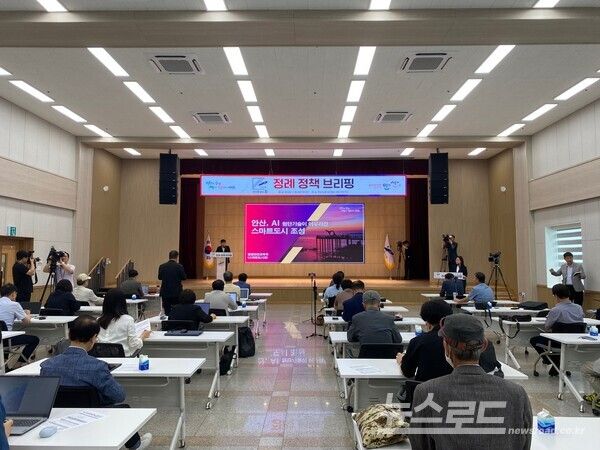 전덕주 행정안전교육국장이 정책 브리핑을 진행하고 있다./사진=뉴스로드 김영식 기자