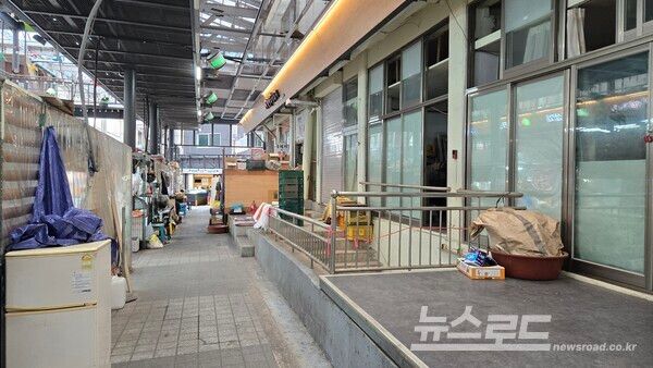 나동 상점앞(오른쪽)이 불법 노점(왼쪽)에 가려서 막혀있는 모습/사진=경기도일간기자단 김교민 기자&nbsp;