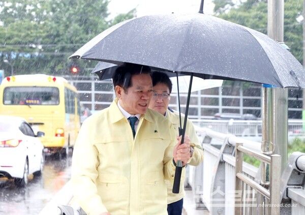 최대호 시장이 오우주의보 발효에 따라 충훈교를 점검하고 있다./사진=안양시