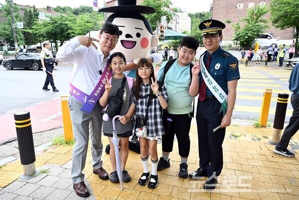 이민근 시장(왼쪽)이 캠페인에 참석한 관계자와 학생들이 기념촬영을 하고 있다./사진=이민근 시장 페이스북