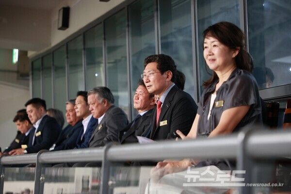 용인미르스타디움에서 이상일 시장이 정몽규 회장, 미즈시마 고이치 대사 등과 경기를 관람하고 있다./사진=용인시