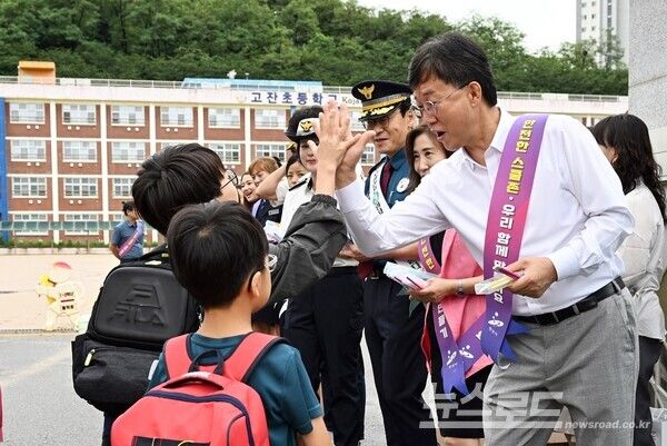 이민근 시장이 고잔초등학교 학생들과 하이파이브를 하고 있다/사진=이민근 시장 페이스북