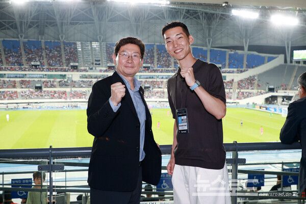 이상일 시장(좌)이&nbsp; 용인미르스타디움에서 우상혁 선수(우)와 기념사진을 촬영하고 있다./사진=용인시