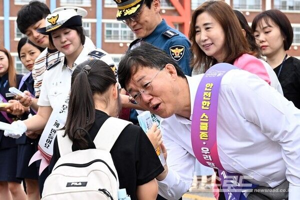 이민근 시장이 고잔초등학교에 등교하는 학생과 인사를 나누고 있다./사진=이민근 시장 페이스북