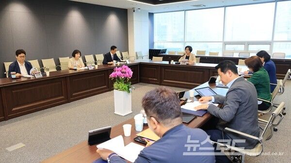 ‘과천시 푸드테크산업 육성위원회’ 첫 회의가 진행되고 있다./사진=신계용 시장 페이스북