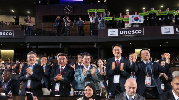 반구천의 암각화 유네스코 등재를 기뻐하는 최응천 국가유산청장(가운데) 등 정부 대표단 [출처=국가유산청]