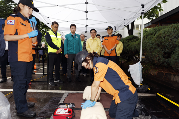 황상하 사장(왼쪽 두번째), 최진혁 시의원, 진교훈 강서구청장, 이원석 강서소방서장 등이 심정지 환자를 대상으로 한 심폐소생술을 참관하는 모습 [사진=SH]