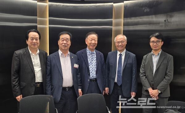 행사전 VIP 접견실에서 포즈를 취한 내빈들 [사진=서진수기자]