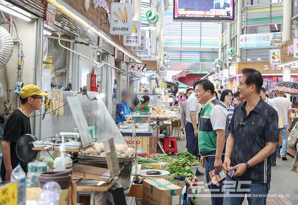 지난 10일 임병택 시장이 삼미시장을 방문한 모습./사진=시흥시