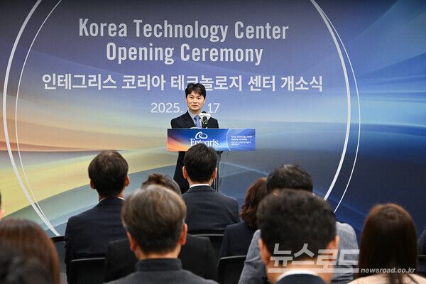 허남석 안산시 부시장이&nbsp;17일 인테그리스 코리아 테크놀로지 센터 개소식에 참석해 축사를 진행하고 있다./사진=안산시