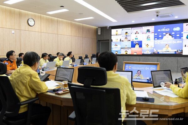 18일 오전 경기도청 재난안전상황실에서 열린 호우 대처 도-시군 재난안전대책본부 회의에서 시군별 현장 대응과 상황관리에 대한 영상 토의를 하고 있다./사진=경기도